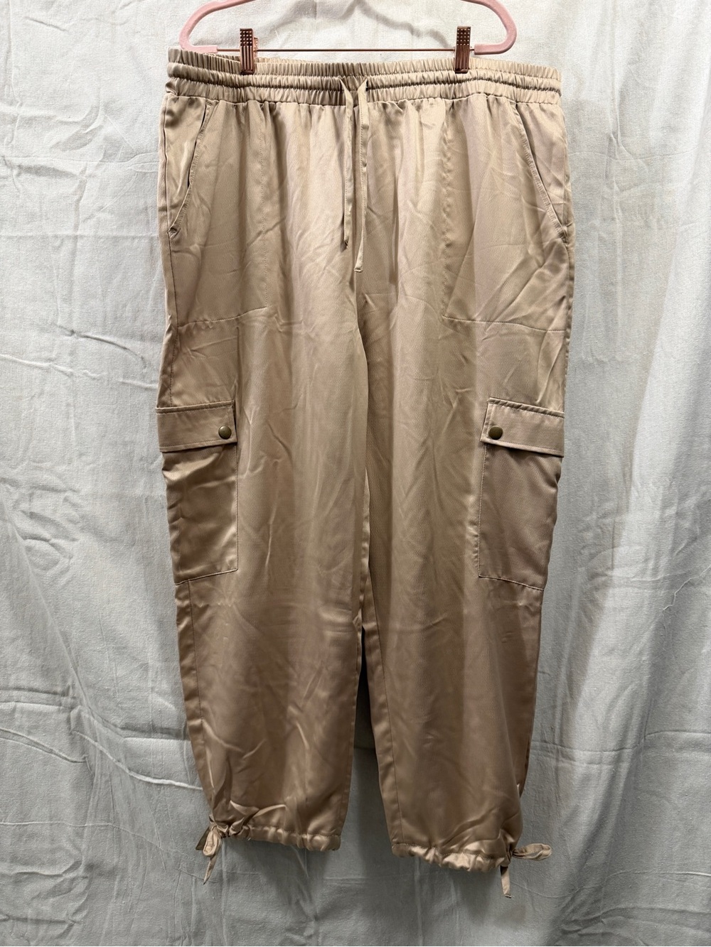 Time and Tru Women's Cargo Jogger Pants in shiny Beige